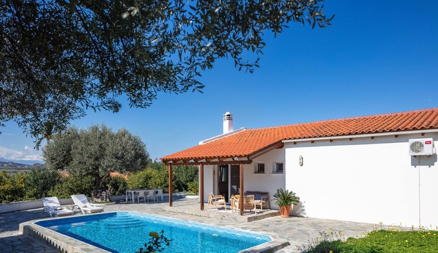 Fig & Olive Villa with private pool in the countryside, 5km from the beach