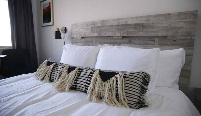 Fillmore Lodge: Bright Queen Room, Lowest Price!