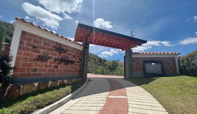 Finca de Lujo con Chimenea y Jacuzzi a 10 Min Autopista en Guarne