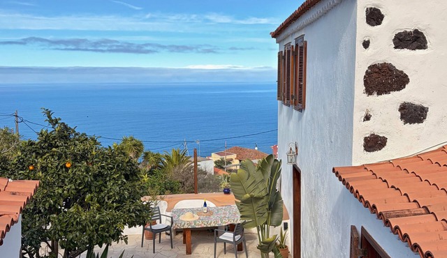 Finca with jacuzzi and sea view