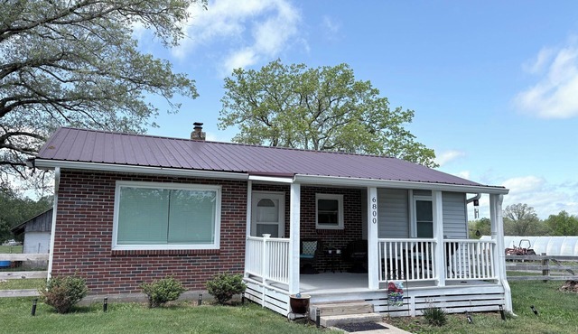 Finely appointed 3-bedroom farmhouse with AC in charming Pleasant Hill