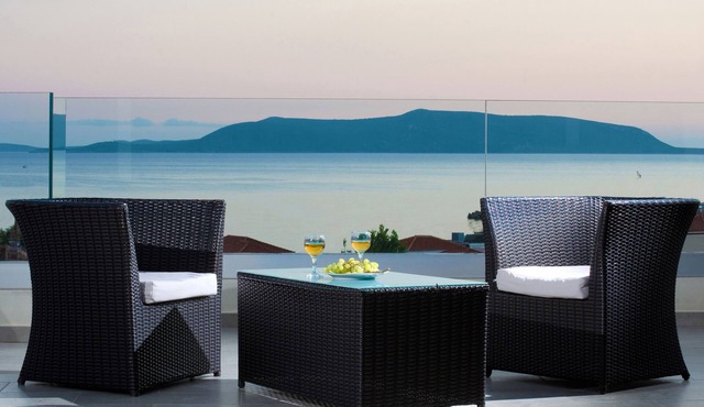 Finikounda ~ Light & Airy Studio Apartment