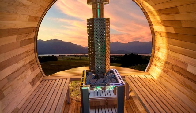 Fiordland Eco-Retreat ~ Luxury 1-Bedroom Eco-Villa ~ Prime Views, Hot Tub, Sauna