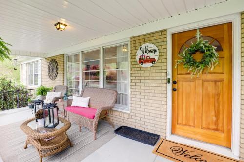 Fire Pit & Game Room: Family Home in Marshall