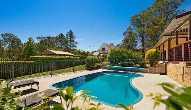 Firefly Resort: House & Cottage on 10 acres. BBQ deck, pool, tennis court, lawns