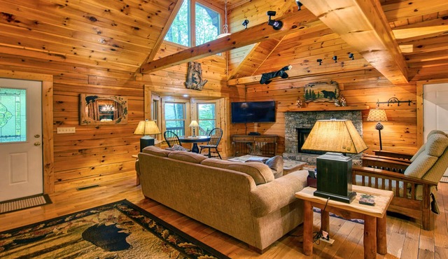 Firepit, Cozy, High-Speed Wi-Fi, 3 bedrooms!