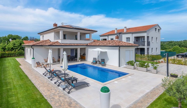 First-class villa with pool, 9 km from Poreč