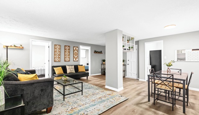 First floor apartment conveniently located near Ferndale and Expressways