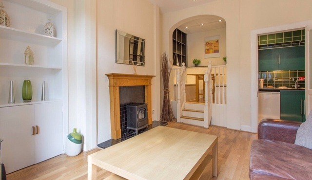 First floor, centrally located one-bed apartment, sleeping 4.