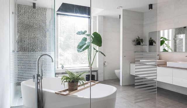 First-floor suite, 35m2, ensuite bathroom with bath and rain shower.