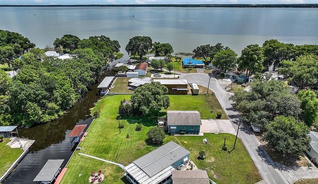 Fisherman's paradise on Lake Eustis in Leesburg, FL on the Chain of Lakes