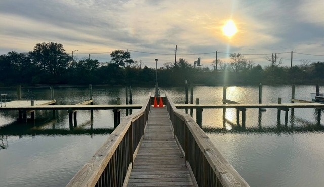 FISHERMEN - Nice 2-bedroom condo on the water in Willoughby Spit, Norfolk, VA.