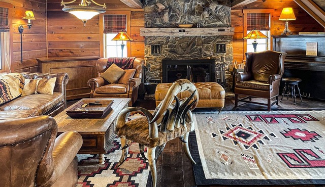 Fishing Lodge on Methow River with Pool and Hot Tub