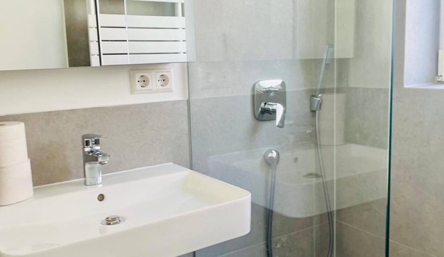 Fitters' apartment for 6 people in Stuttgart, quiet location, central, parking spaces