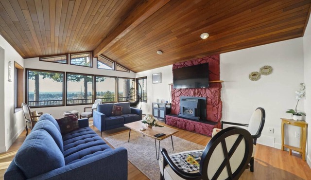 Five Bedroom Oasis with View of Abbotsford Valley