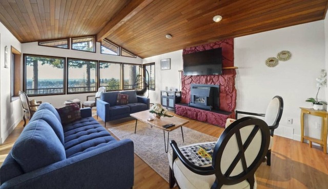 Five Bedroom Oasis with View of Abbottsford Valley