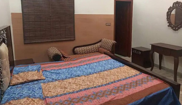 Five mins drive from Emporium Mall and Expo centre
