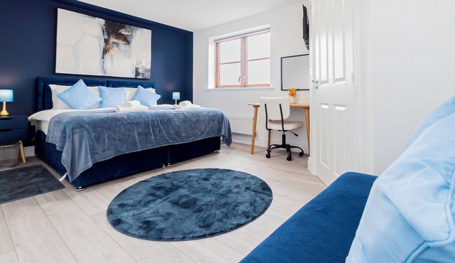 Five Minute Walk To Basingstoke Hospital Contractors Welcome 5-Bedroom Townhouse Great Location