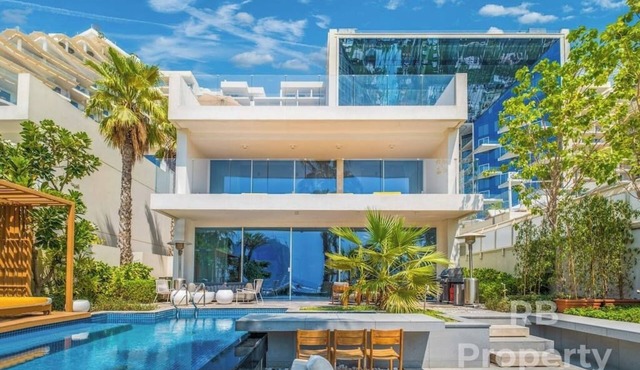 FIVE Palm Beach Villa -Pool & Jacuzzi, 3-Level