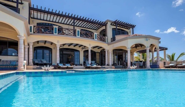 Five spacious bedrooms Caribbean villa at Sea of Rocks Harbor