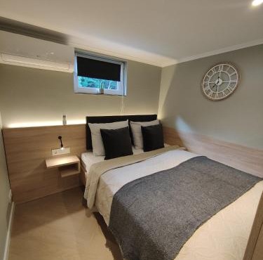 Five Studios - Premium Rooms with King Size Bed, Kitchen, AC, close to Ramstein Air Base