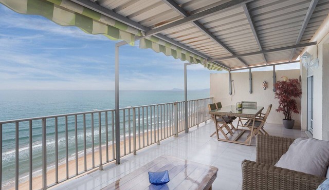 Flamingo Apartment with Sea Views, Private Terrace, and Wi-Fi