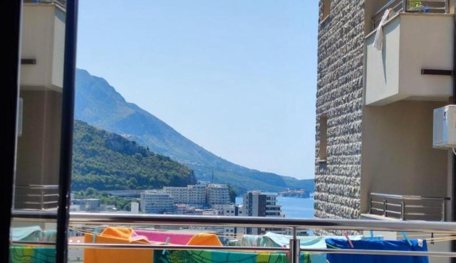Flat 5min from beach