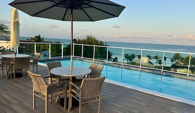 Flat com piscina privativa a beira mar