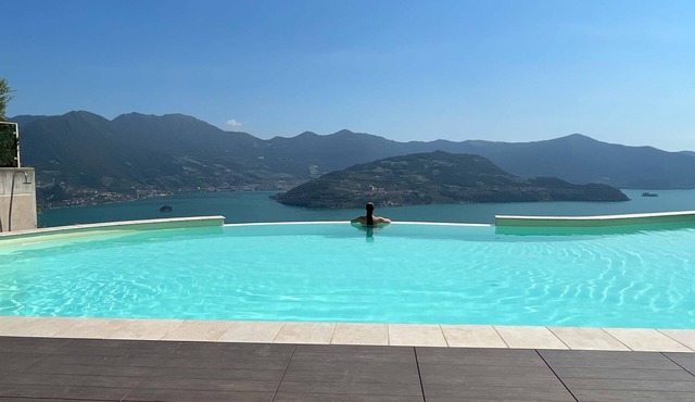 flat 'Corinth' with shared pool