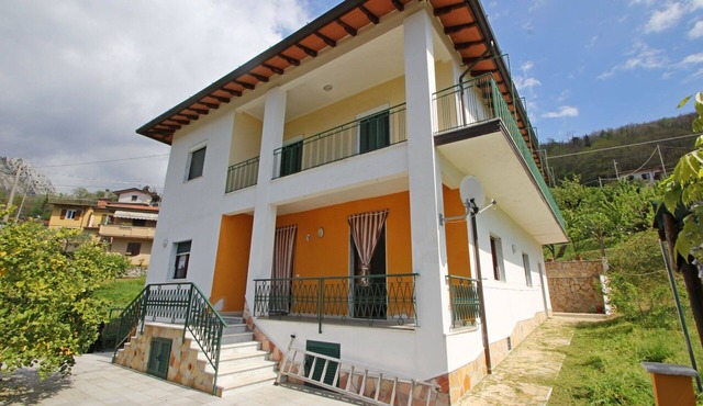 Flat for 5 People with Garden above Massa