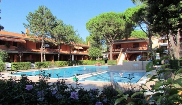 Flat in a poolside residence-Beahost