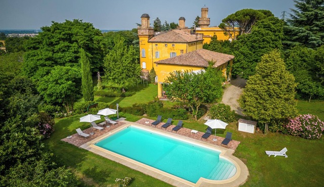 Flat in a sixteenth century villa with swimming pool and private park