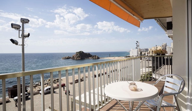 Flat in seafront, in the middle of the bay, best possible location 2