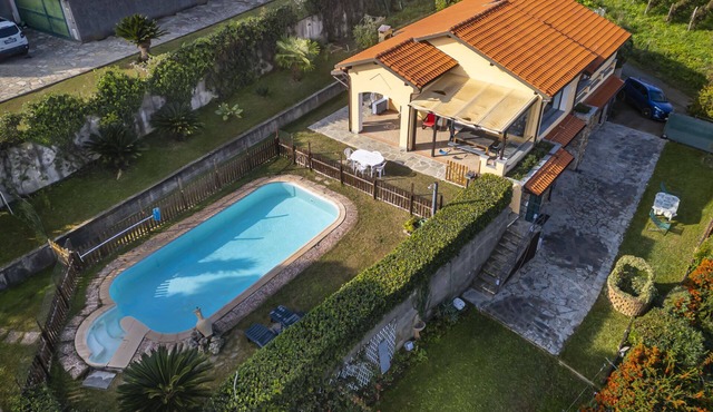 Flat in villa with sea view and private pool