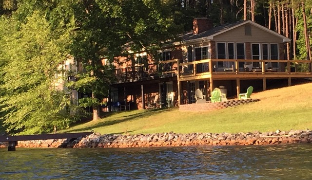 Flat Lot, Views! Waterslide, Firepit, Kayaks, Pickleball, Pingpong, Tennis, WiFi