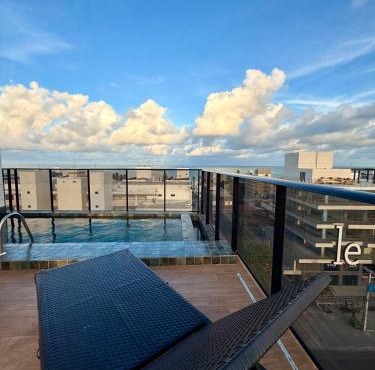 Flat moderno com varanda e piscina na cobertura