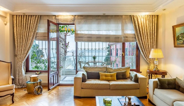 Flat near Bosphorus Coast with View in Uskudar
