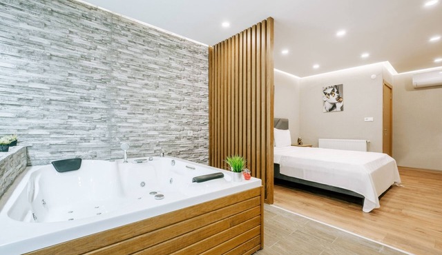 Flat w Jacuzzi 2 min to Metro, Near Marmara Park