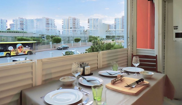Flat w Pool, Balcony 10 min to Beach in Antalya
