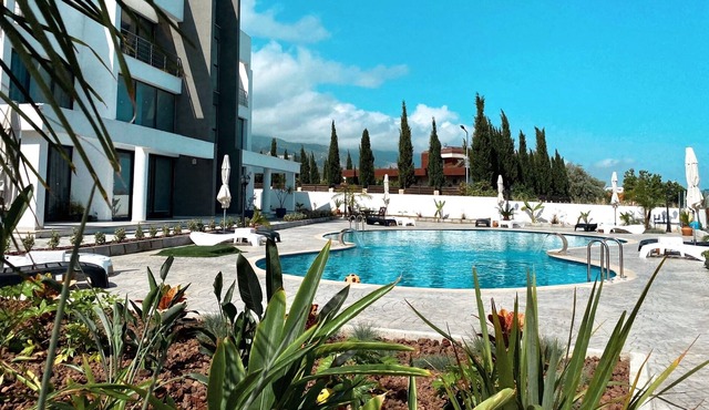 Flat w Shared Pool 2 min to Beach in Kyrenia
