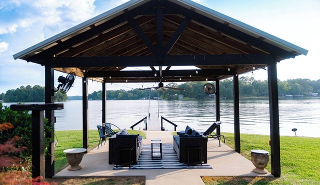 Flat waterfront lot,3ft swim area, pergola,3 docks, green fish lights, sunsets!