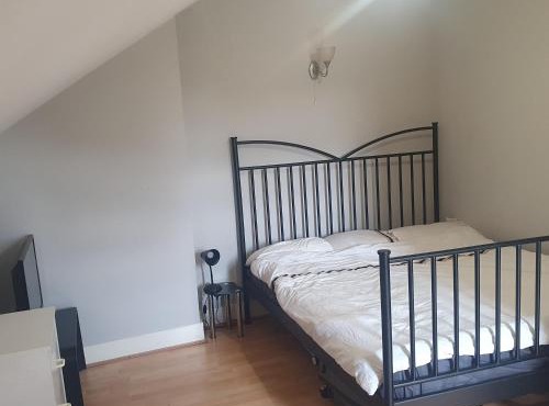 Flat with excellent transport links to central London.