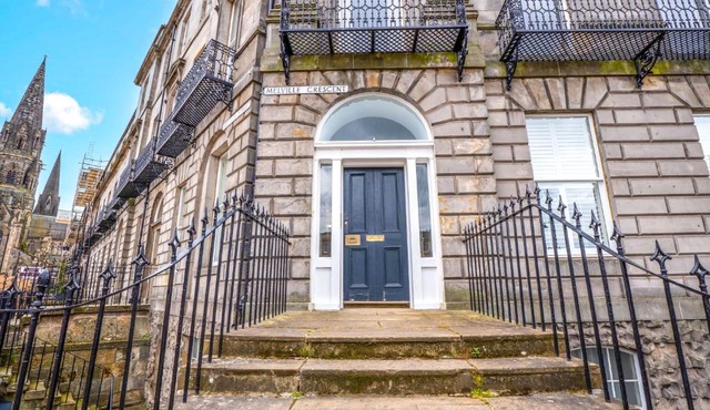 Flat with Majestic views in West End Wonderland