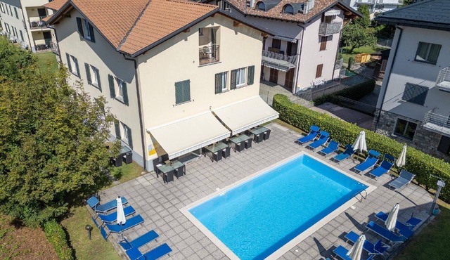 Flat with parking and beach nearby