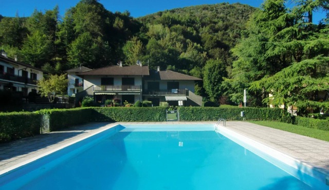 Flat with pool near the lake