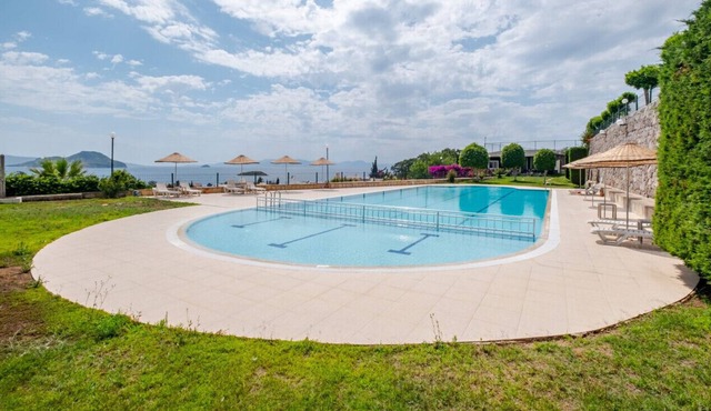 Flat with Sea View and Shared Pool in Bodrum