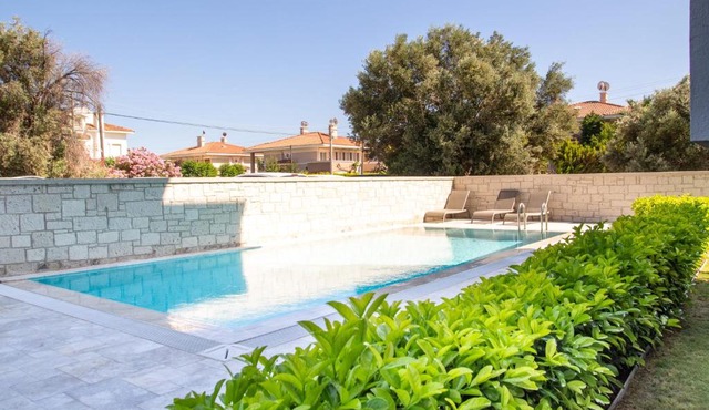 Flat with Shared Pool Close to the Beach in Cesme