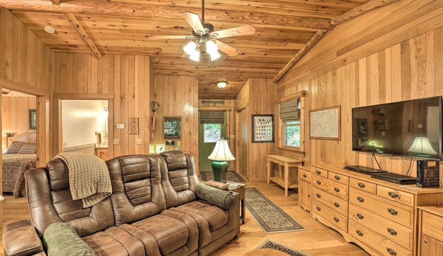 Fletcher Cabin: Wraparound Deck & Pond Access