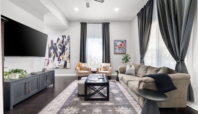 Flexible Relocation Stay: Spacious, Pet-Friendly, w/Utilities near Mid/Downtown