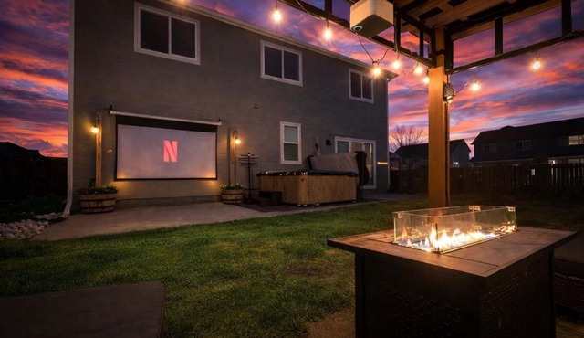 FlightDeck HotTub Fireplace NearAirport FamilyHome